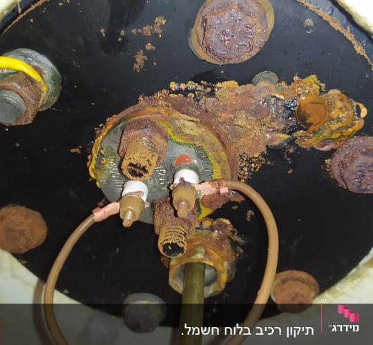 חיבורים חשמליים עם חלודה על לוח מתכת עגול